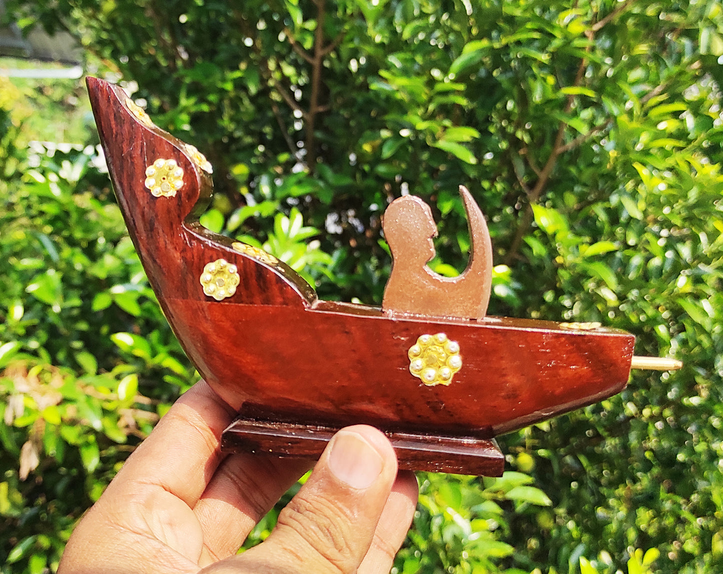 Chundan Vallom Miniature with 1 Rower – Traditional Kerala Snake Boat in Rosewood (7.6 Inches)